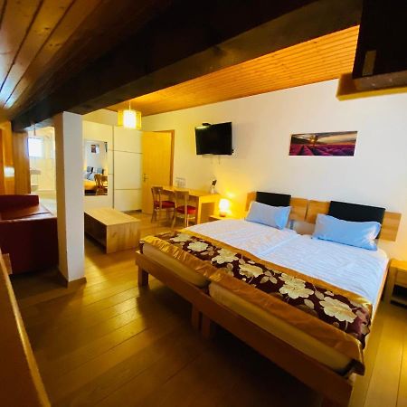 Qi-Lin Hotel Restaurant Ayer Dış mekan fotoğraf