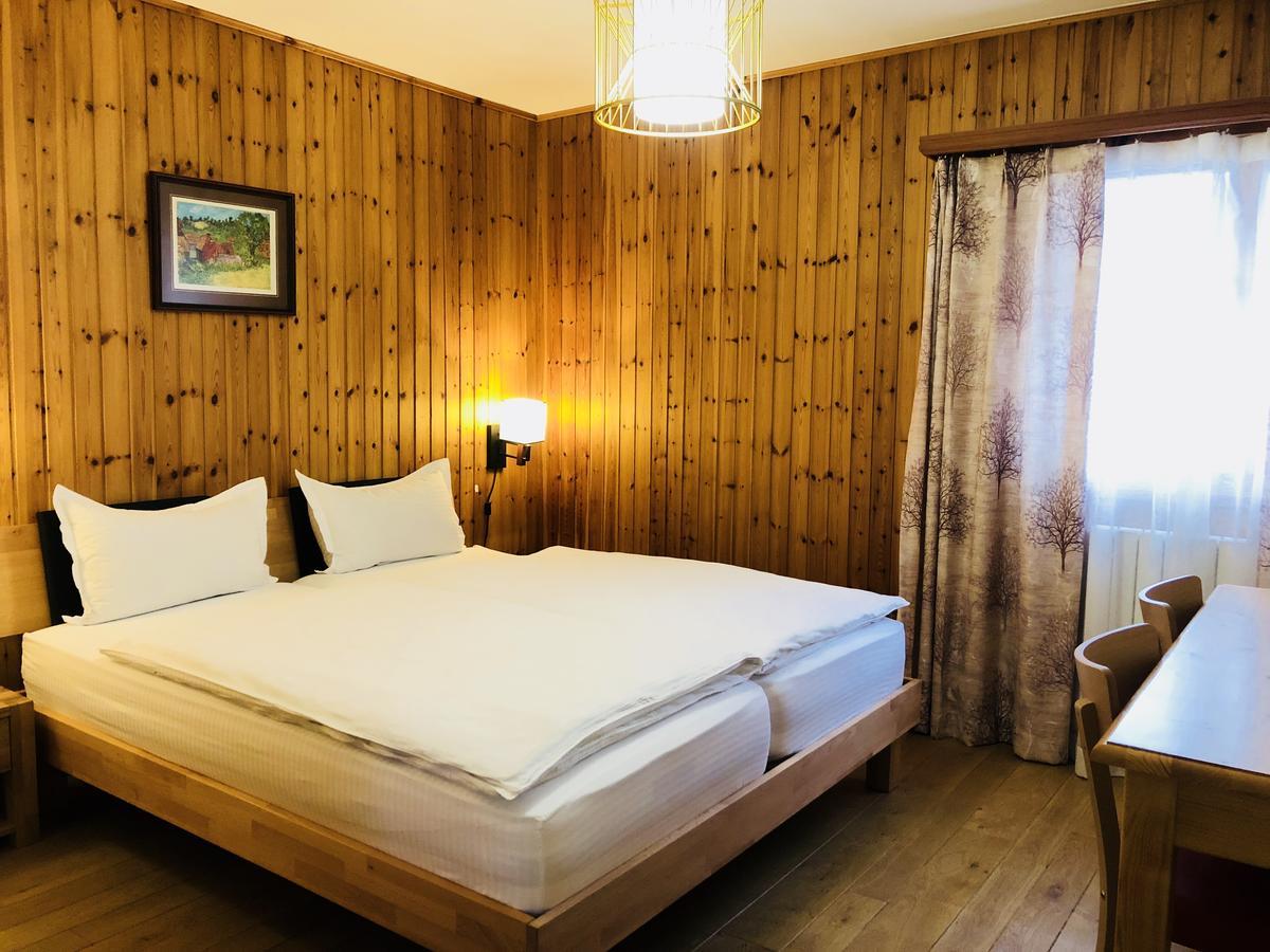 Qi-Lin Hotel Restaurant Ayer Dış mekan fotoğraf