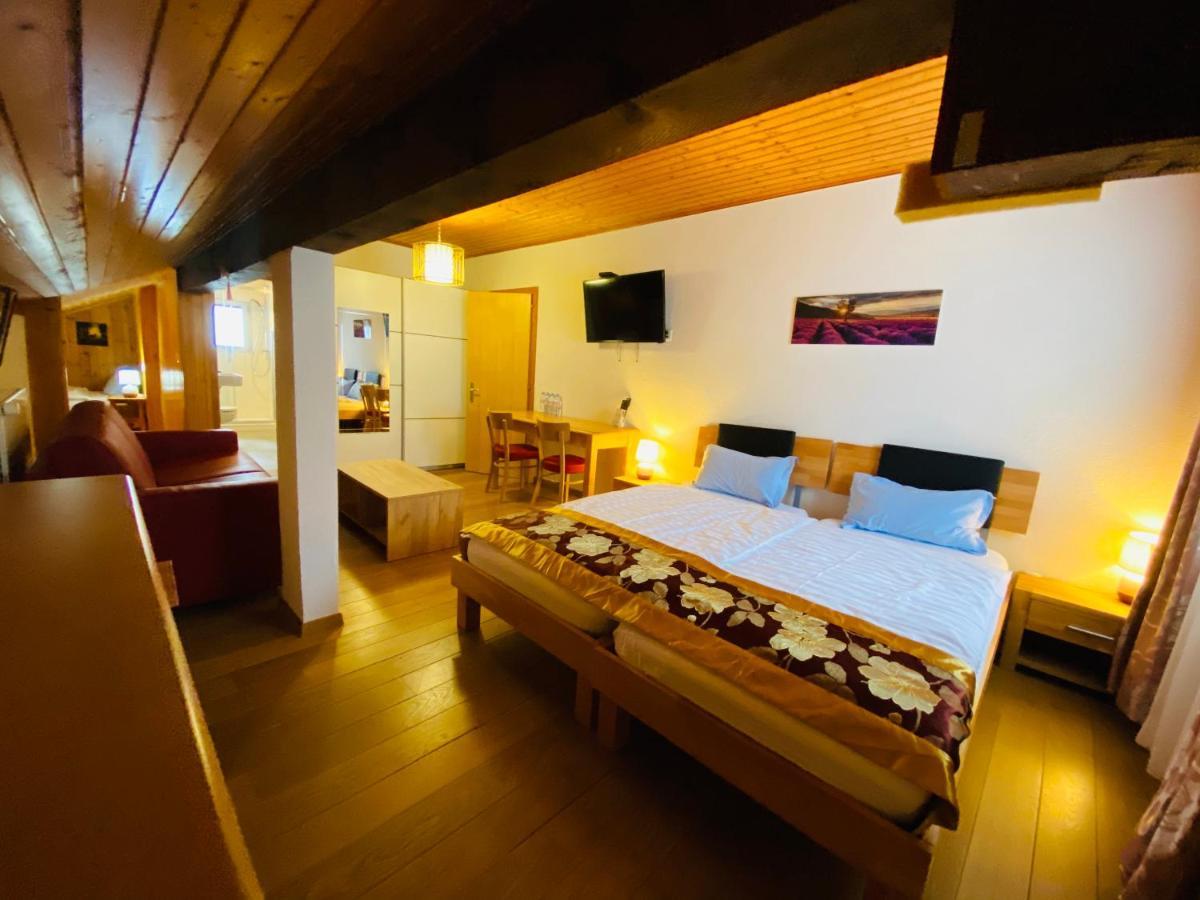 Qi-Lin Hotel Restaurant Ayer Dış mekan fotoğraf