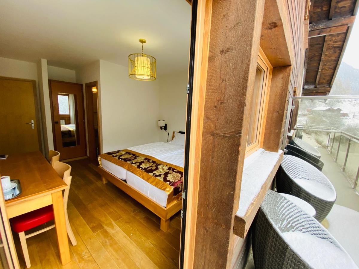 Qi-Lin Hotel Restaurant Ayer Dış mekan fotoğraf