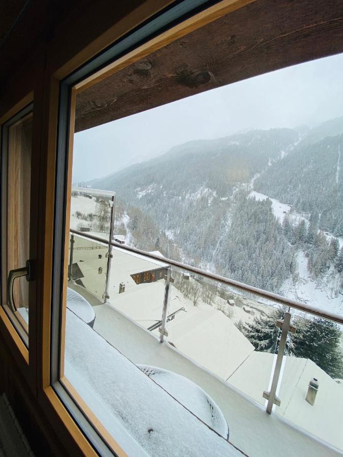 Qi-Lin Hotel Restaurant Ayer Dış mekan fotoğraf